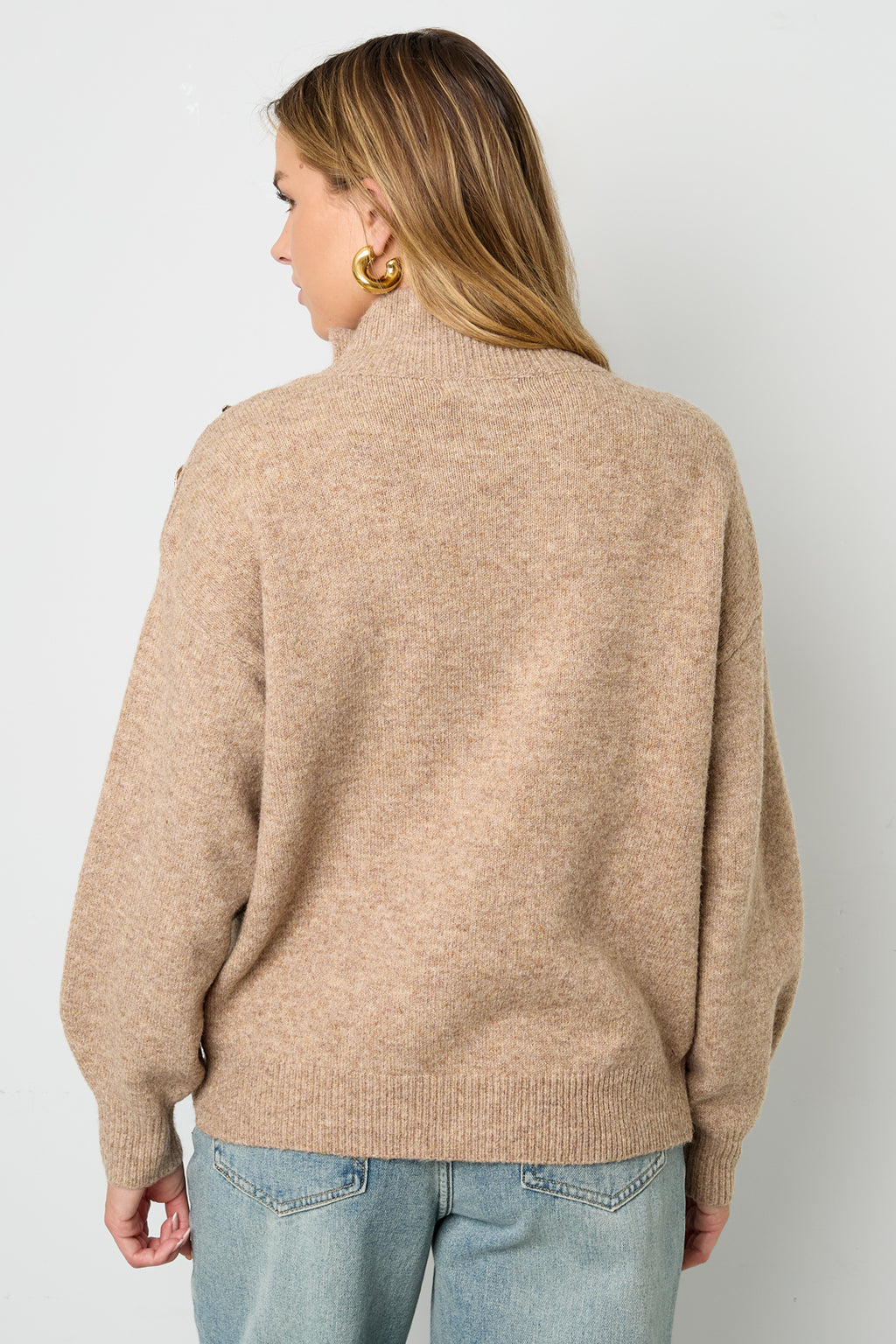 Sweater with buttons on the shoulder