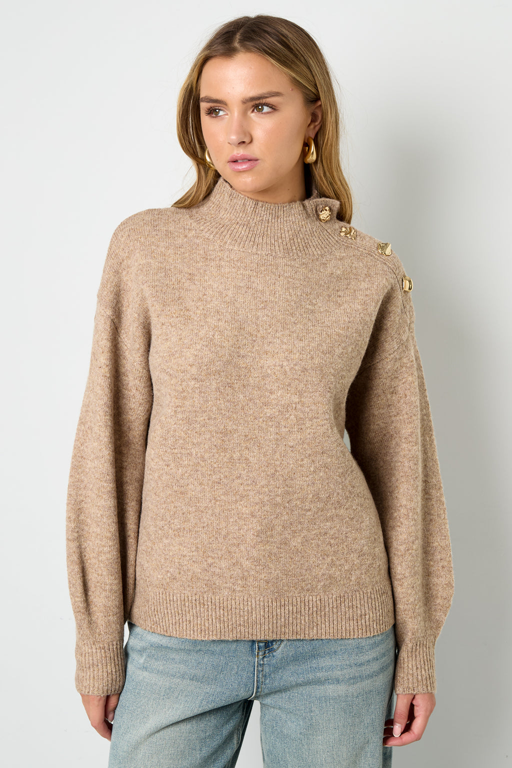Sweater with buttons on the shoulder