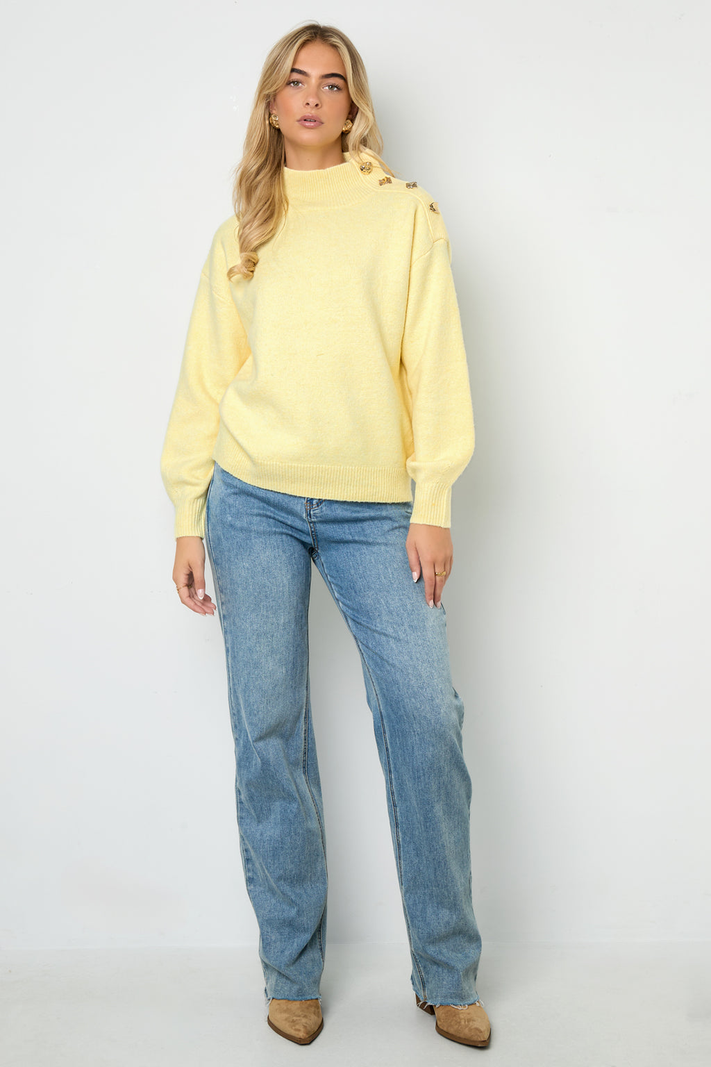 Sweater with buttons on the shoulder